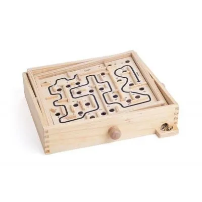 Medinis labirintas su kamuoliuku