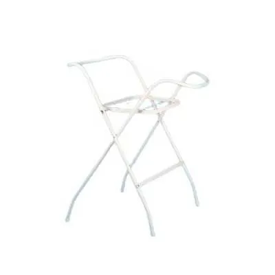 Kris stāv vannā, mazs