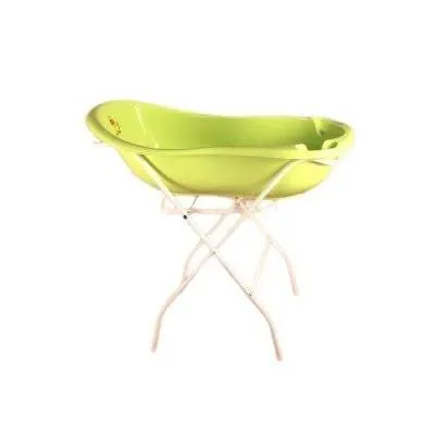 Kris stāv vannā, liels