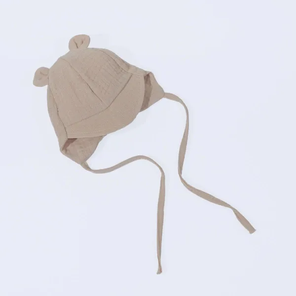 Vilaurita muslino kepurytė su snapeliu nuo saulės 981. 40, 44 cm.